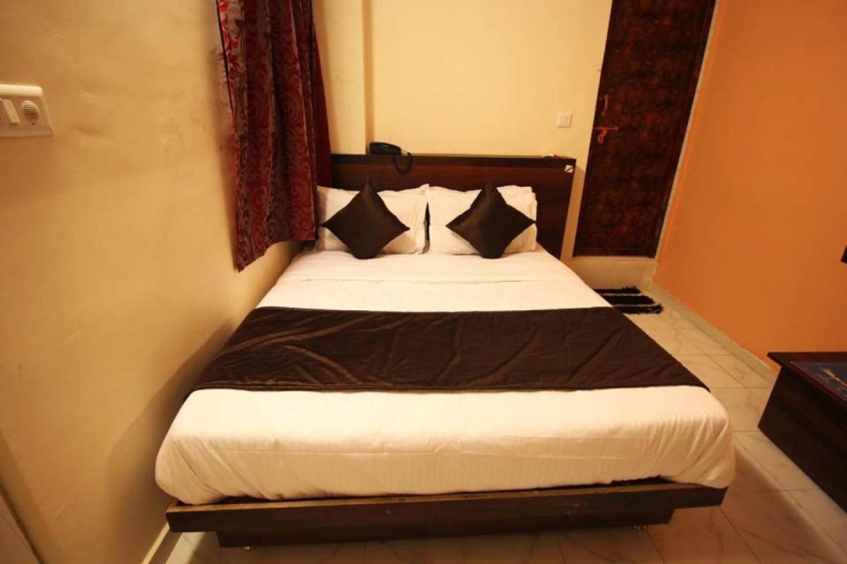 Hotel Raj Palace Ahmedabad Eksteriør bilde